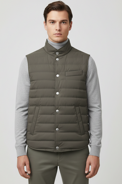 Smanicato uomo Brunello Cucinelli in nylon verde militare, gilet leggero di lusso italiano, dettaglio di moda e stile.