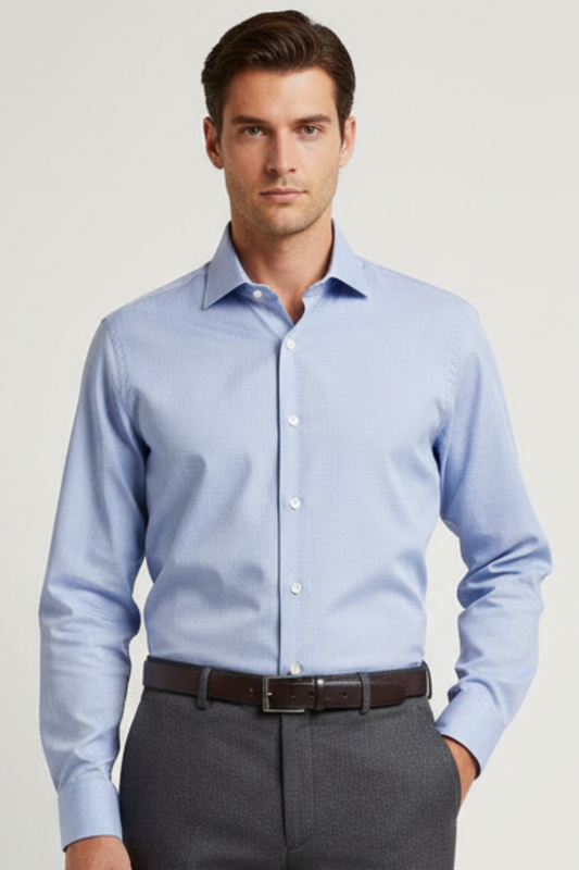 Foto modello camicia Bagutta azzurra indossata dentro i pantaloni