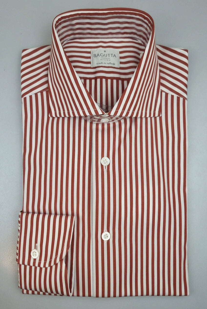 La camicia da uomo Bagutta 342_EBL combina le righe a bastoncino rosse e bianche con una vestibilità slim, per un look definito e ricco di personalità. Realizzata in 100% cotone, presenta collo francese, maniche lunghe e polsini con bottoni. Vista piegata.
