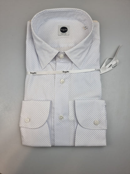 Camicia da uomo Bagutta BC342L arricchisce la base bianca con una microfantasia di cerchietti celesti, un dettaglio discreto per chi desidera un'alternativa alla tinta unita. Vista piegata.