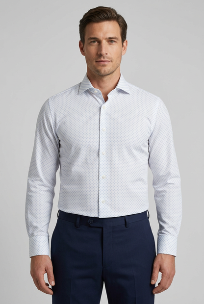 Camicia da uomo Bagutta BC342L arricchisce la base bianca con una microfantasia di cerchietti celesti, un dettaglio discreto per chi desidera un'alternativa alla tinta unita. Indossata da un modello fronte