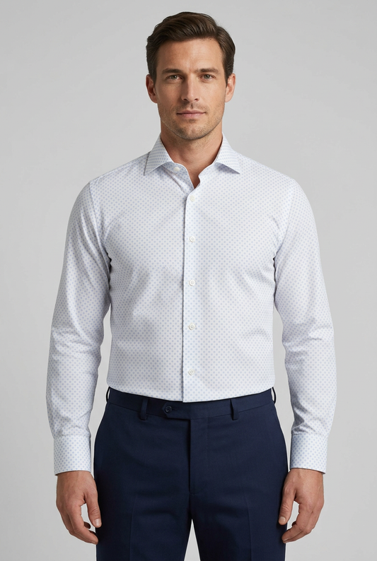 Camicia da uomo Bagutta BC342L arricchisce la base bianca con una microfantasia di cerchietti celesti, un dettaglio discreto per chi desidera un'alternativa alla tinta unita. Indossata da un modello fronte