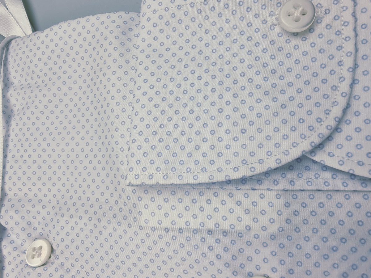 Camicia da uomo Bagutta BC342L arricchisce la base bianca con una microfantasia di cerchietti celesti, un dettaglio discreto per chi desidera un'alternativa alla tinta unita. vista particolare.
