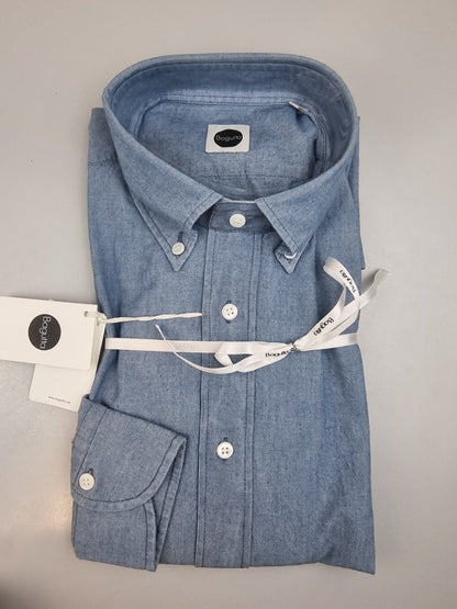 La camicia da uomo Bagutta A0140J abbina il denim chiaro alle cuciture scure a contrasto, per un look casual dal carattere definito. Realizzata in 100% cotone con vestibilità regular, presenta collo francese e abbottonatura con cannoncino, dettagli che permettono di interpretarla anche con abbinamenti più curati. Vista piegata.