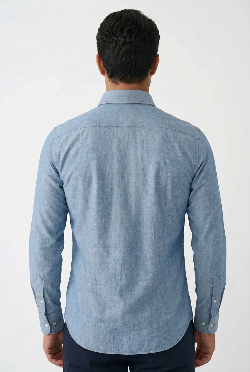 La camicia da uomo Bagutta A0140J abbina il denim chiaro alle cuciture scure a contrasto, per un look casual dal carattere definito. Realizzata in 100% cotone con vestibilità regular, presenta collo francese e abbottonatura con cannoncino, dettagli che permettono di interpretarla anche con abbinamenti più curati. Indossato da modello retro.