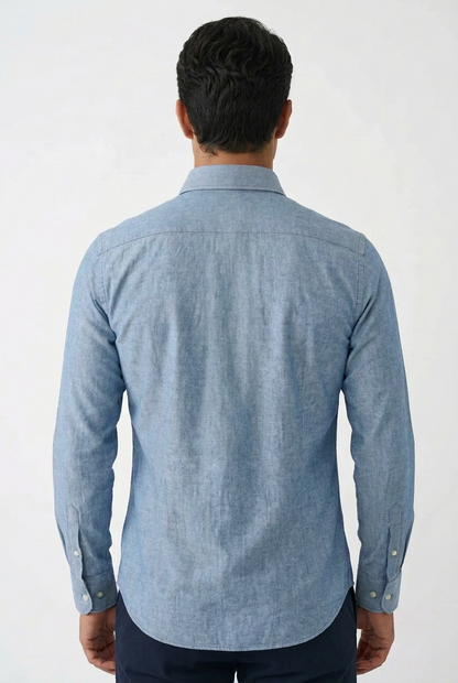 La camicia da uomo Bagutta A0140J abbina il denim chiaro alle cuciture scure a contrasto, per un look casual dal carattere definito. Realizzata in 100% cotone con vestibilità regular, presenta collo francese e abbottonatura con cannoncino, dettagli che permettono di interpretarla anche con abbinamenti più curati. Indossato da modello retro.
