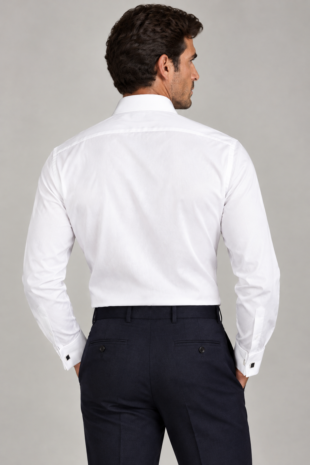 Camicia uomo Bagutta bianca per gemelli  indossata da modello retro