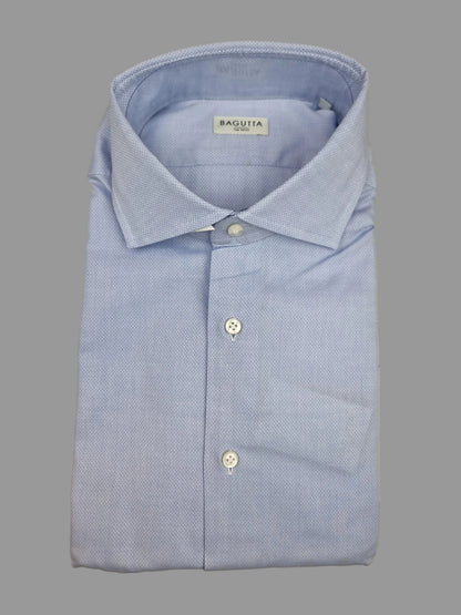 Camicia Bagutta azzurra con microfantasia.
La camicia da uomo Bagutta BC342L abbina l'azzurro a una microfantasia, per chi desidera un'alternativa alla tinta unita senza rinunciare a un look sobrio. Vista piegata.