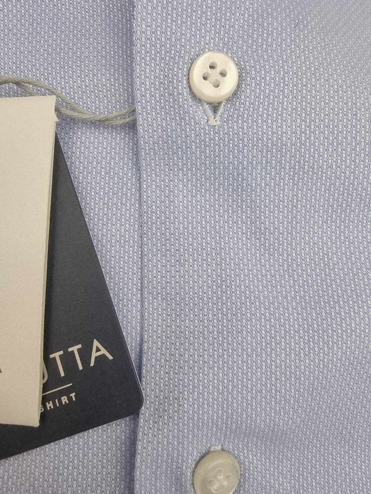 Camicia Bagutta azzurra con microfantasia.
La camicia da uomo Bagutta BC342L abbina l'azzurro a una microfantasia, per chi desidera un'alternativa alla tinta unita senza rinunciare a un look sobrio. Vista particolare.