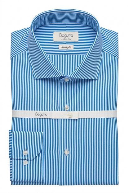 La camicia da uomo Bagutta AA153L abbina il motivo a righe azzurre e bianche alla vestibilità classic fit. Il tessuto in 100% cotone e il collo francese ne fanno una proposta per chi cerca un look curato, da interpretare con pantaloni classici o denim. Vista piegata
