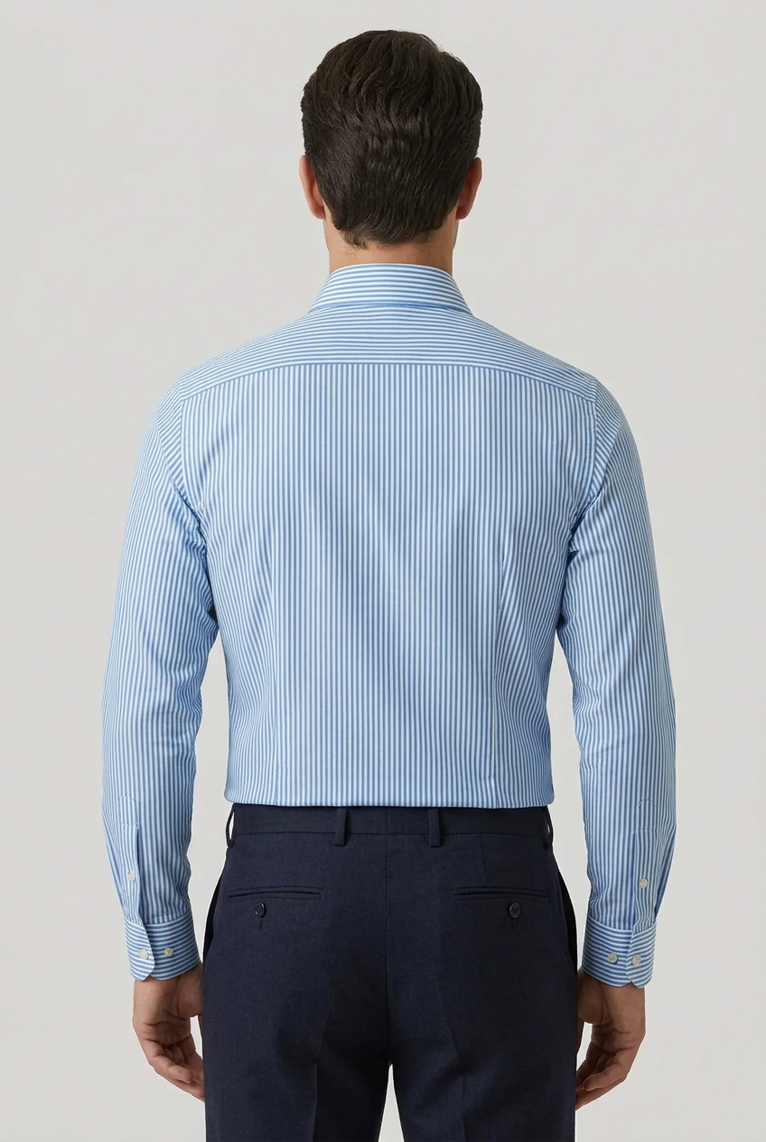 La camicia da uomo Bagutta AA153L abbina il motivo a righe azzurre e bianche alla vestibilità classic fit. Il tessuto in 100% cotone e il collo francese ne fanno una proposta per chi cerca un look curato, da interpretare con pantaloni classici o denim. indossata da modello retro