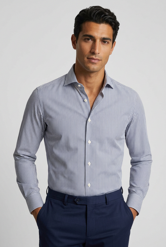 La camicia da uomo Bagutta AB15L unisce il motivo a righe bianco e blu scuro a una vestibilità slim fit, per un look definito e curato. indossato ds modello fronte
