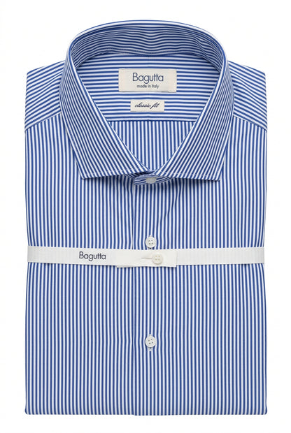 La camicia da uomo Bagutta AA153L abbina il contrasto delle righe blu e bianche a una vestibilità classic fit. Realizzata in 100% cotone, presenta collo francese, maniche lunghe e polsini con bottoni: dettagli che si prestano a un guardaroba curato, dal lavoro al tempo libero. Vista piegata