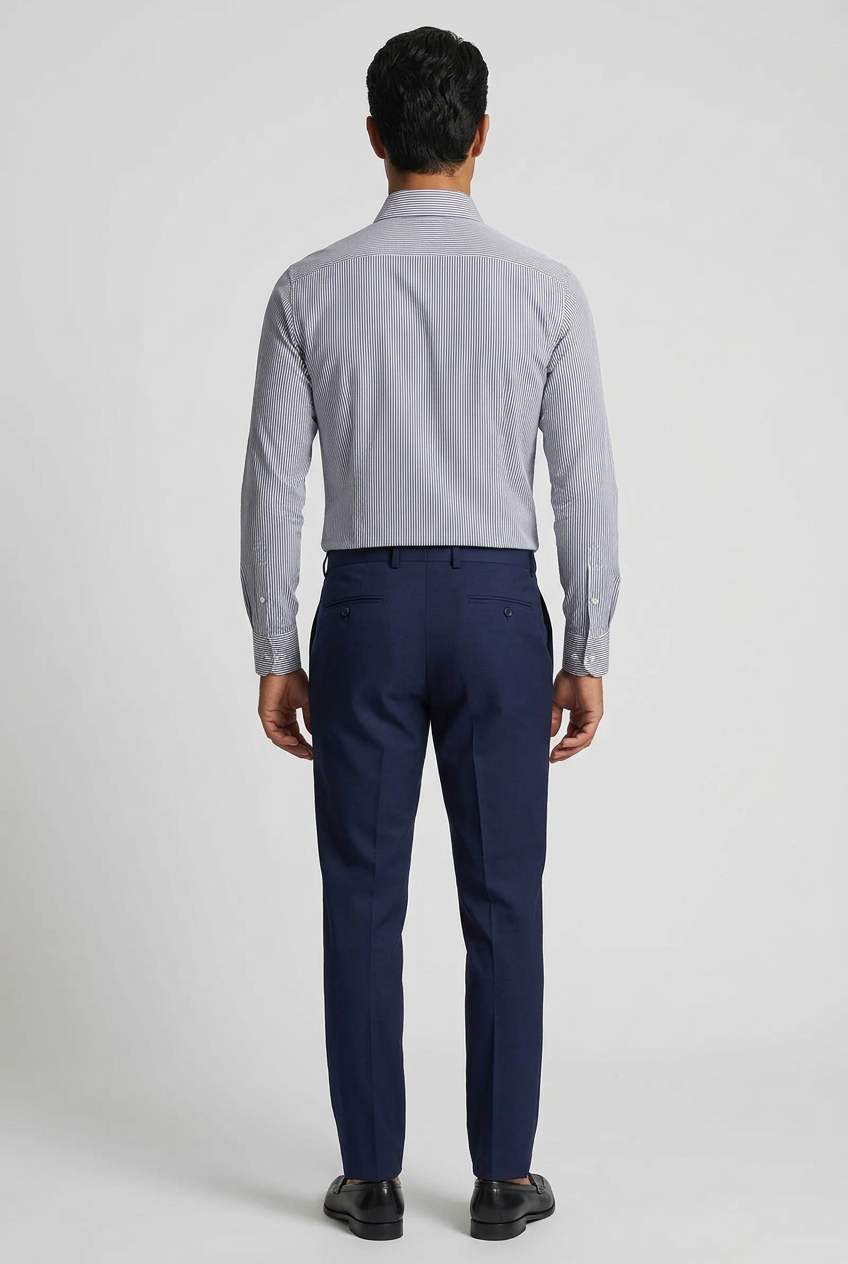 La camicia da uomo Bagutta AB15L unisce il motivo a righe bianco e blu scuro a una vestibilità slim fit, per un look definito e curato. indossato ds modello fronte retro