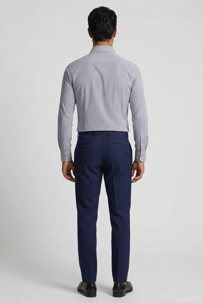 La camicia da uomo Bagutta AB15L unisce il motivo a righe bianco e blu scuro a una vestibilità slim fit, per un look definito e curato. indossato ds modello fronte retro
