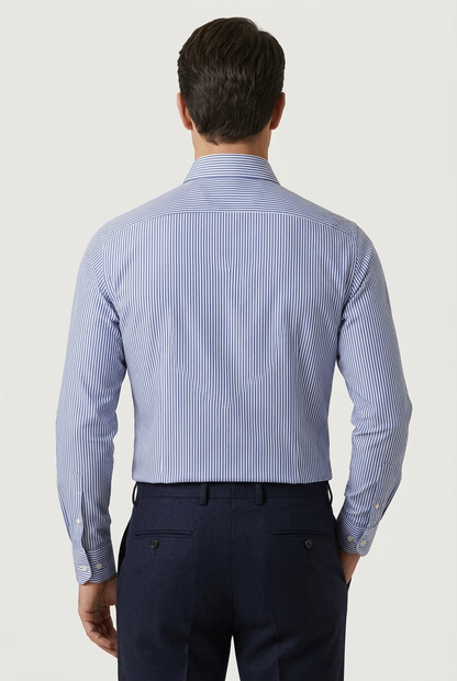 La camicia da uomo Bagutta AA153L abbina il contrasto delle righe blu e bianche a una vestibilità classic fit. Realizzata in 100% cotone, presenta collo francese, maniche lunghe e polsini con bottoni: dettagli che si prestano a un guardaroba curato, dal lavoro al tempo libero. indossata modello retro