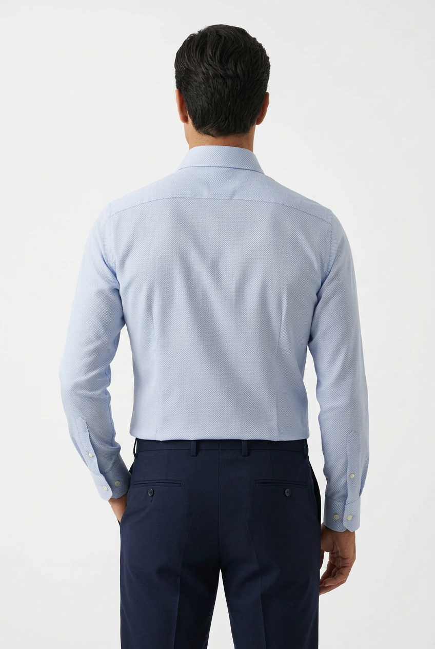 La camicia uomo Barba celeste dobby micro armatura vintage propone un’alternativa discreta alla tinta unita. Indossata modello retro.