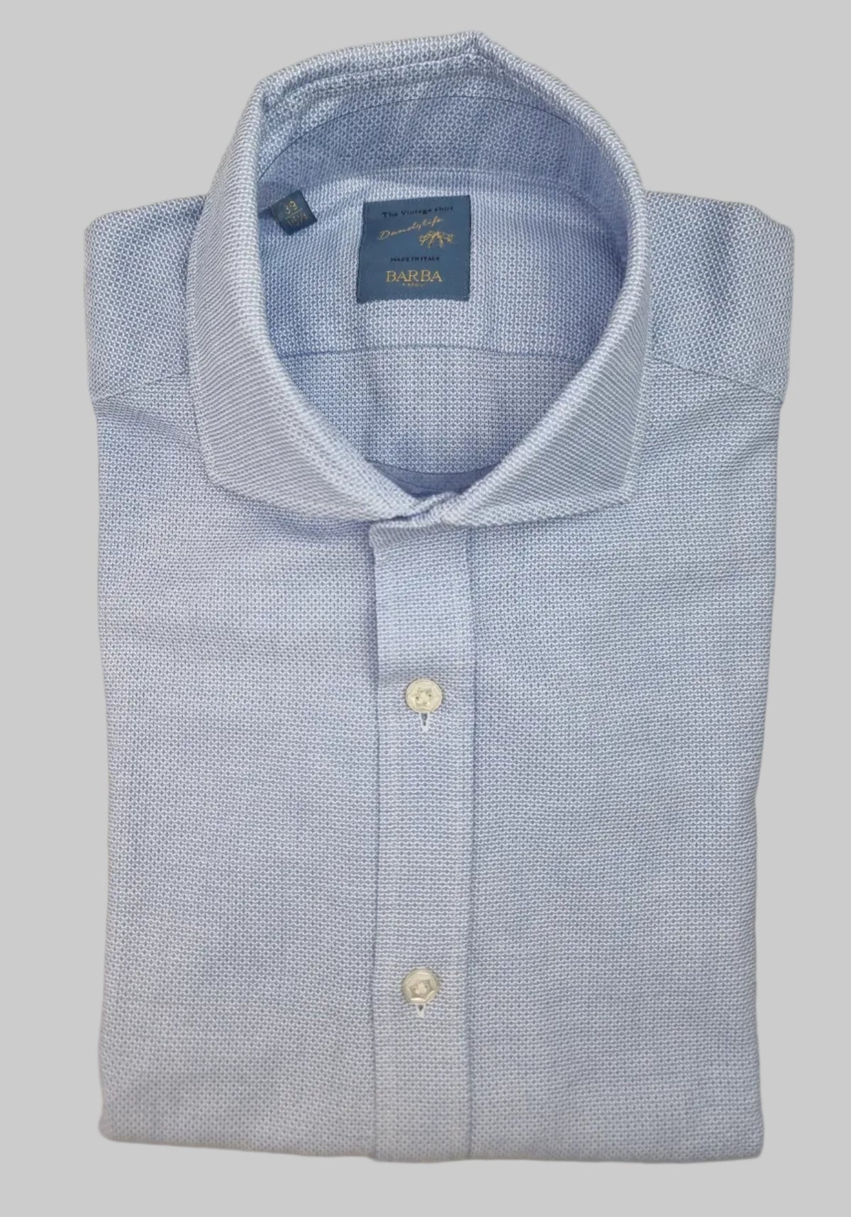 La camicia uomo Barba celeste dobby micro armatura vintage propone un’alternativa discreta alla tinta unita. Vista piegata.