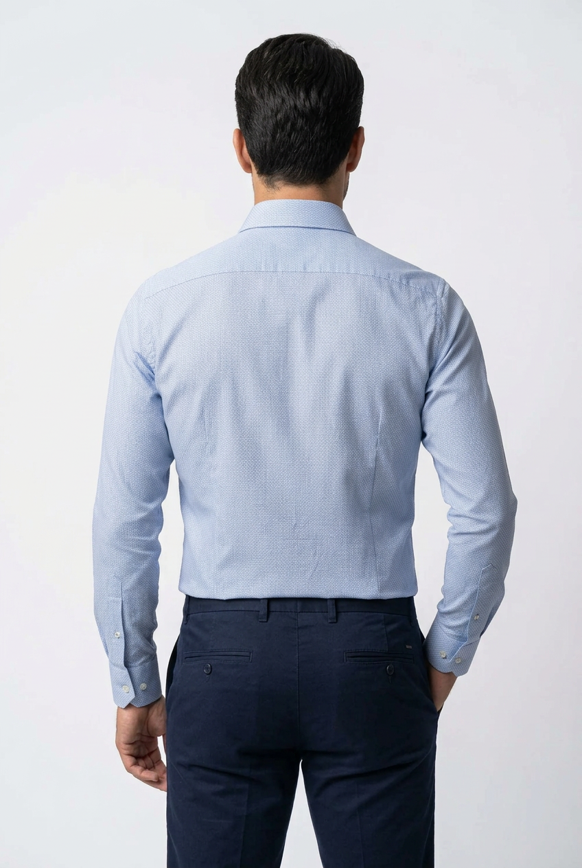 La camicia uomo Barba celeste piqué vintage abbina la luminosità del celeste a una micro fantasia discreta. indossa modello retro.