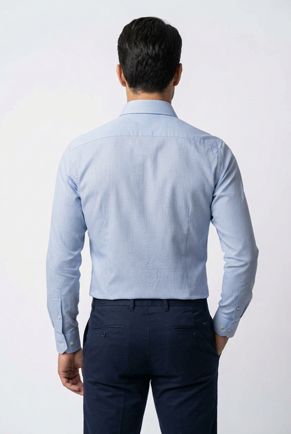 La camicia uomo Barba celeste piqué vintage abbina la luminosità del celeste a una micro fantasia discreta. indossa modello retro.