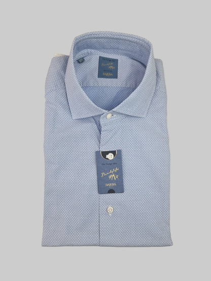 La camicia uomo Barba celeste piqué vintage abbina la luminosità del celeste a una micro fantasia discreta. Vista piegata