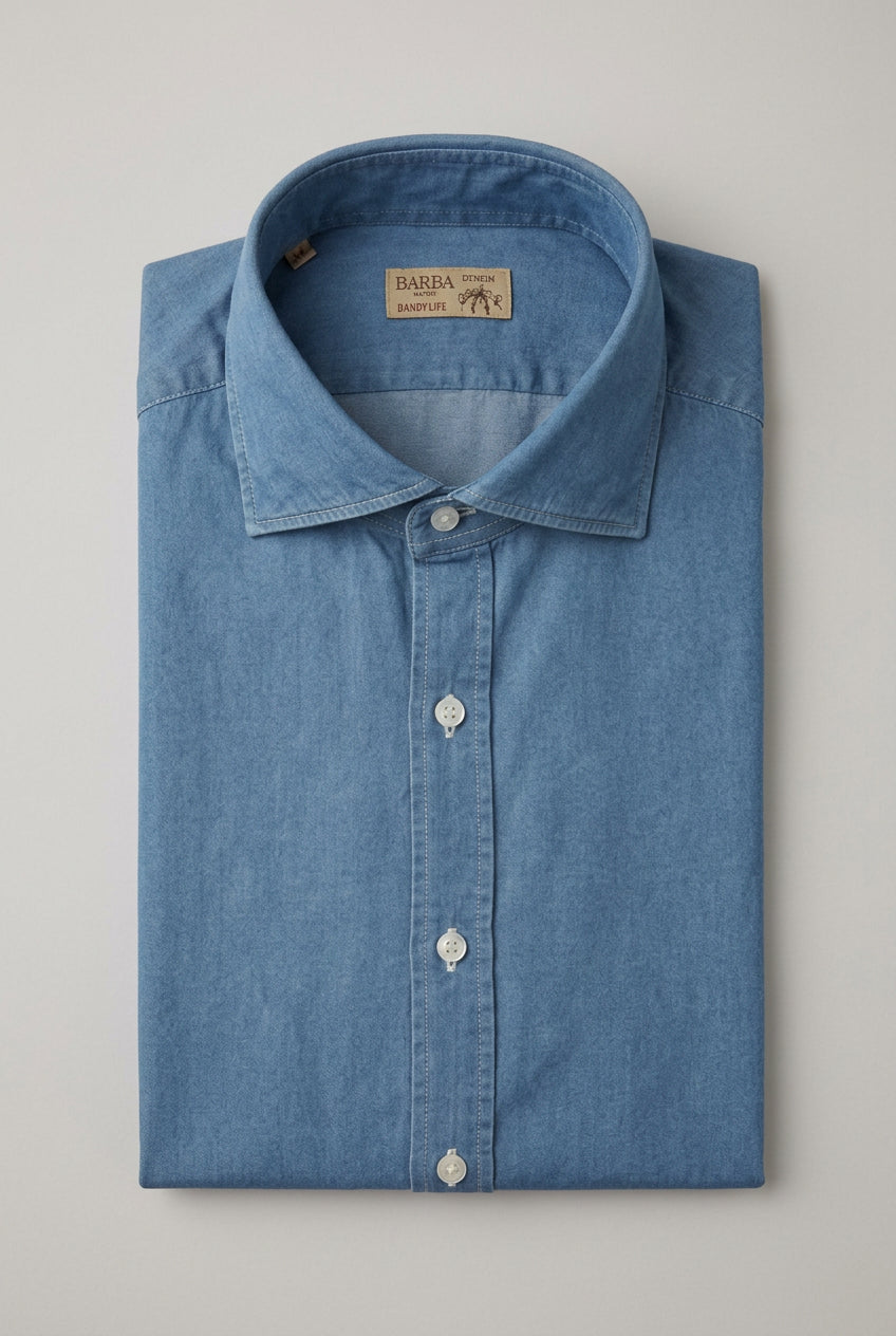 La camicia da uomo Barba Napoli Dandylife abbina il denim vintage alle cuciture bianche a contrasto, per un look casual dal carattere deciso. Realizzata in 100% cotone con vestibilità classica, presenta collo francese, maniche lunghe e polsini con bottoni. Vista piegata