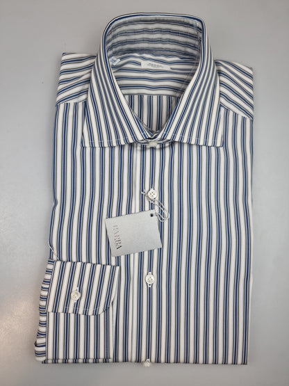 La camicia da uomo Barba Napoli C097 unisce il motivo a righe ai toni del blu e del grigio, per un look curato da abbinare a capi a tinta unita. Realizzata in 100% cotone, presenta collo francese, maniche lunghe e polsini con bottoni. Piegata.