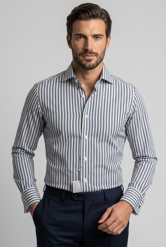 La camicia da uomo Barba Napoli C097 unisce il motivo a righe ai toni del blu e del grigio, per un look curato da abbinare a capi a tinta unita. Realizzata in 100% cotone, presenta collo francese, maniche lunghe e polsini con bottoni. Indossata da modello.