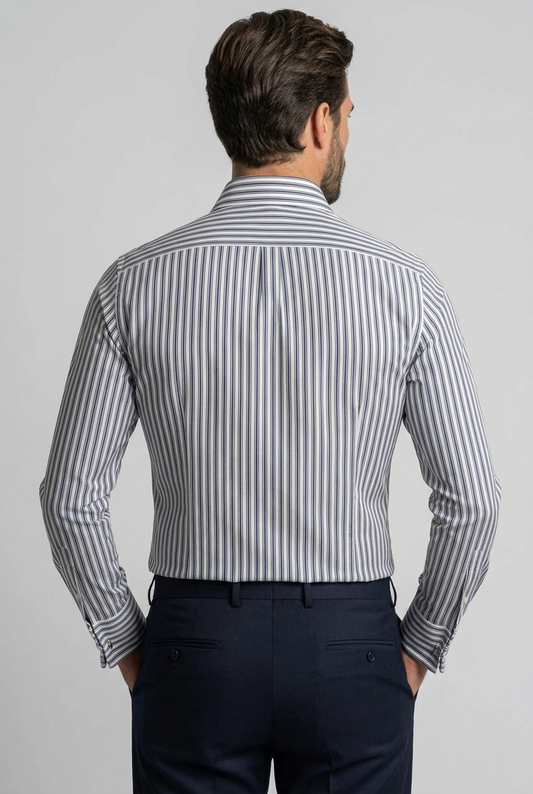 La camicia da uomo Barba Napoli C097 unisce il motivo a righe ai toni del blu e del grigio, per un look curato da abbinare a capi a tinta unita. Realizzata in 100% cotone, presenta collo francese, maniche lunghe e polsini con bottoni. Indossata da modello Retro