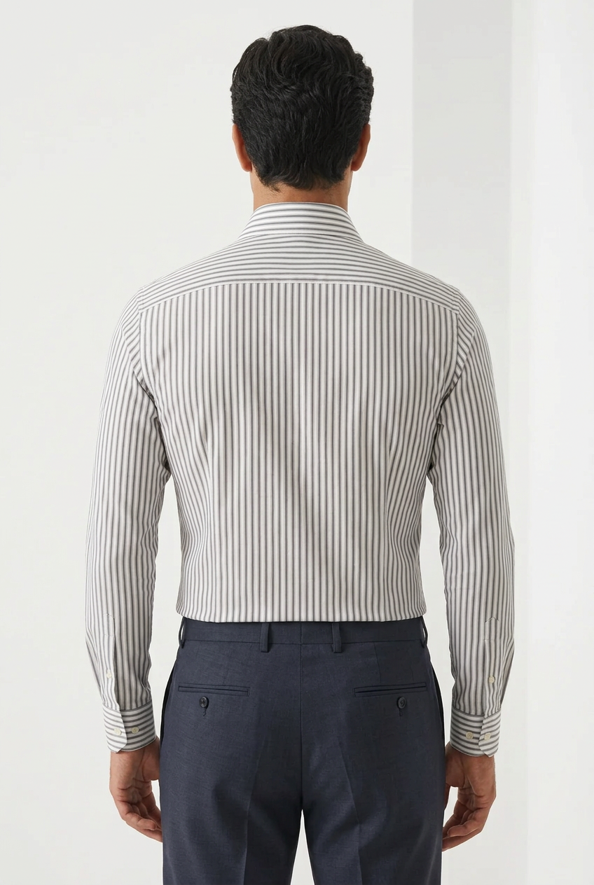 La camicia da uomo Barba Napoli a righe bengala bianche, blu e grigie è una scelta per chi ama un look curato senza rinunciare alla personalità. Indossata da modello retro.