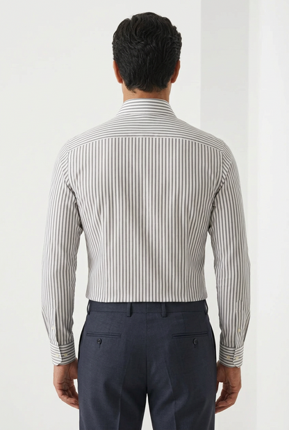 La camicia da uomo Barba Napoli a righe bengala bianche, blu e grigie è una scelta per chi ama un look curato senza rinunciare alla personalità. Indossata da modello retro.