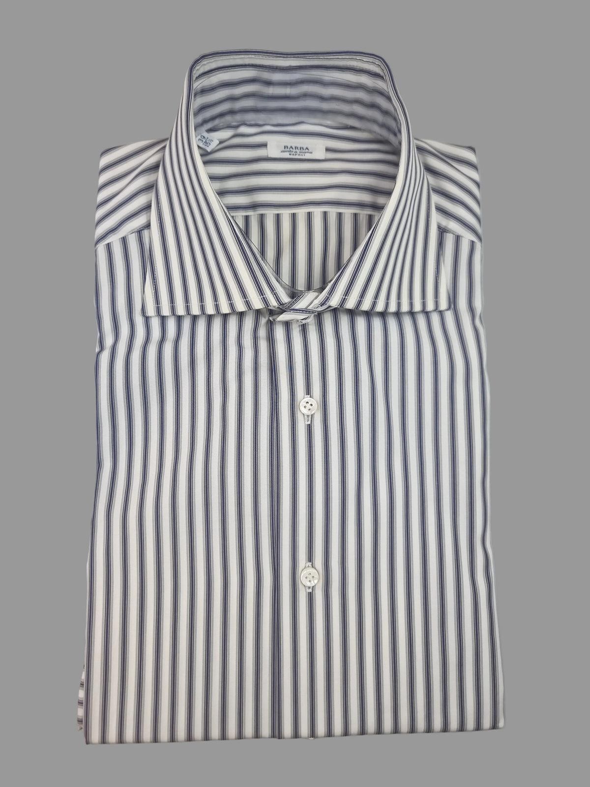 La camicia da uomo Barba Napoli a righe bengala bianche, blu e grigie è una scelta per chi ama un look curato senza rinunciare alla personalità. Vista piegata