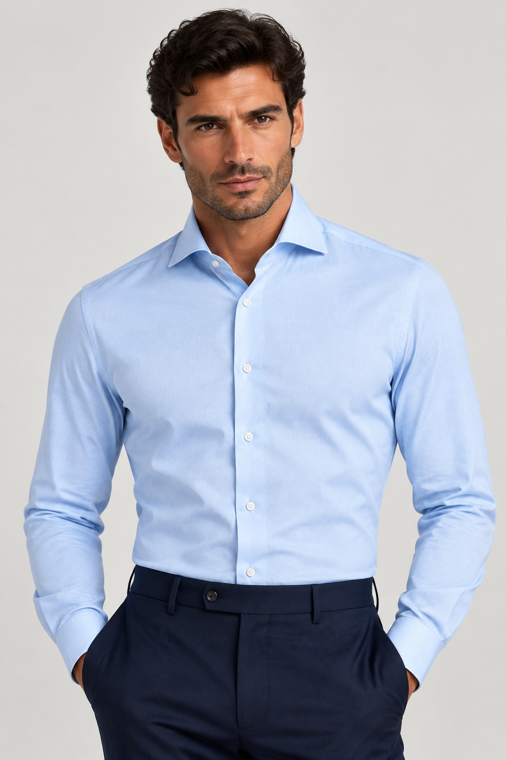 La camicia Barba in cotone 100% rappresenta l'eccellenza della sartoria napoletana. Il suo colore celeste luminoso e la tinta unita la rendono un capo versatile, perfetto per ogni occasione. Vista indossata fronte