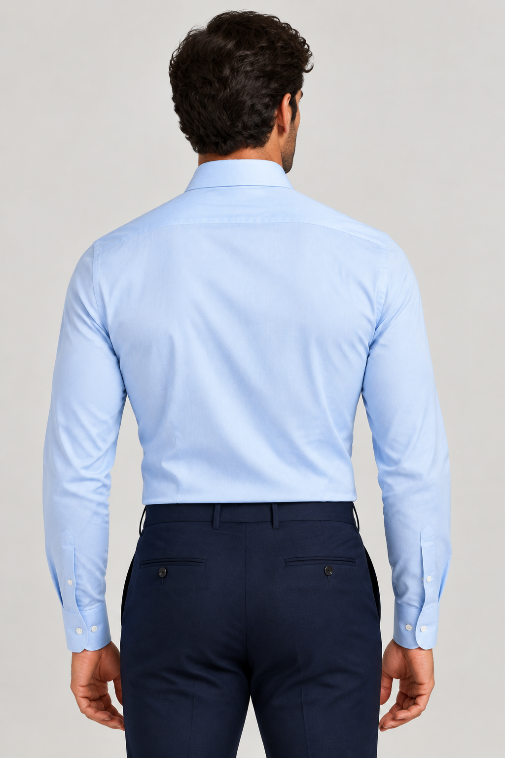 La camicia Barba in cotone 100% rappresenta l'eccellenza della sartoria napoletana. Il suo colore celeste luminoso e la tinta unita la rendono un capo versatile, perfetto per ogni occasione. Vista indossata retro