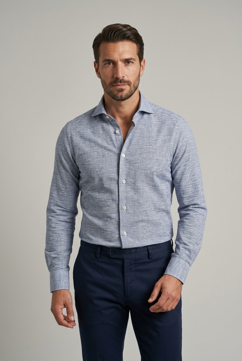 La camicia da uomo Borriello 9303-2 interpreta la base bianca con una microfantasia pied de poule blu, un'alternativa alla tinta unita per chi ama i dettagli discreti. Vista modello fronte.