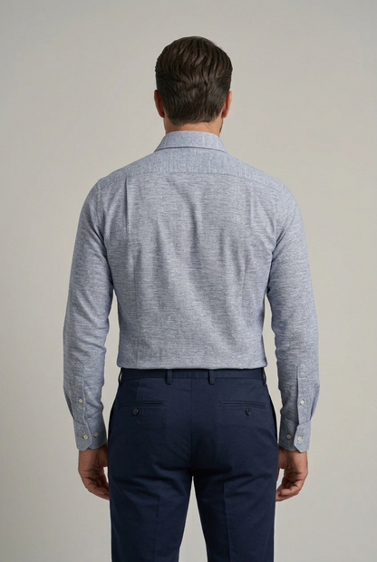 La camicia da uomo Borriello 9303-2 interpreta la base bianca con una microfantasia pied de poule blu, un'alternativa alla tinta unita per chi ama i dettagli discreti. Vista retro.
