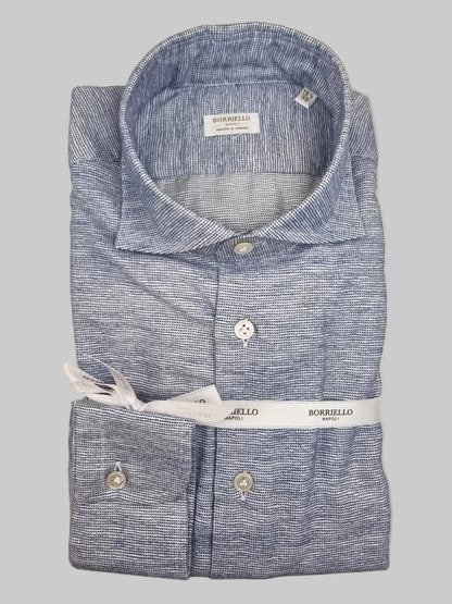 La camicia da uomo Borriello 9303-2 interpreta la base bianca con una microfantasia pied de poule blu, un'alternativa alla tinta unita per chi ama i dettagli discreti. Vista piegata.