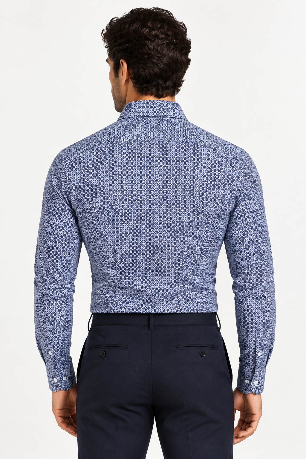 Camicia uomo Borriello microfantasia Bianco blu navy indossata da modello retro