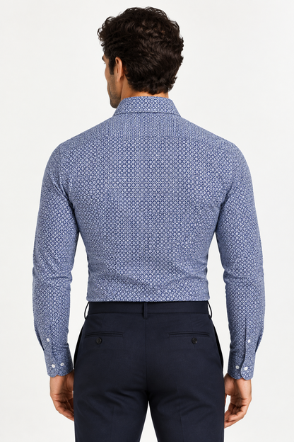 Camicia uomo Borriello microfantasia Bianco blu navy indossata da modello retro