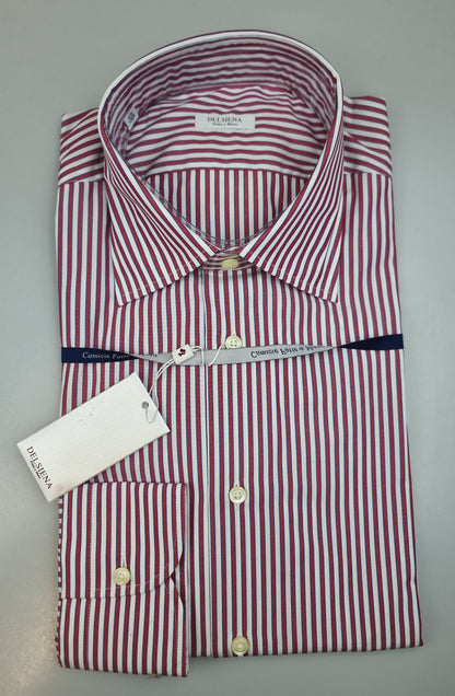 La camicia da uomo Del Siena combina il bianco con righe rosse e micro righe blu, per un motivo a bacchette che aggiunge colore al guardaroba. Realizzata in 100% cotone con vestibilità classica, presenta collo francese, maniche lunghe e polsini con bottoni. Vista piegata