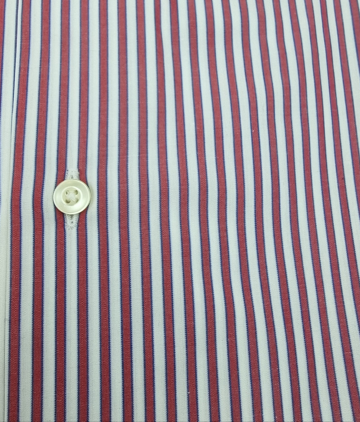 La camicia da uomo Del Siena combina il bianco con righe rosse e micro righe blu, per un motivo a bacchette che aggiunge colore al guardaroba. Realizzata in 100% cotone con vestibilità classica, presenta collo francese, maniche lunghe e polsini con bottoni. Particolare
