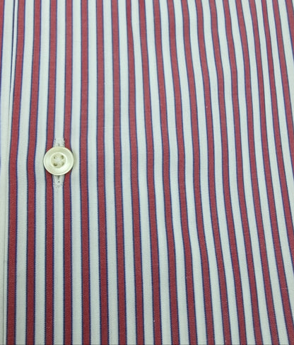La camicia da uomo Del Siena combina il bianco con righe rosse e micro righe blu, per un motivo a bacchette che aggiunge colore al guardaroba. Realizzata in 100% cotone con vestibilità classica, presenta collo francese, maniche lunghe e polsini con bottoni. Particolare