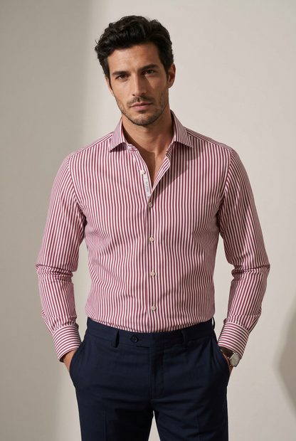 La camicia da uomo Del Siena combina il bianco con righe rosse e micro righe blu, per un motivo a bacchette che aggiunge colore al guardaroba. Realizzata in 100% cotone con vestibilità classica, presenta collo francese, maniche lunghe e polsini con bottoni. Indossato da modello