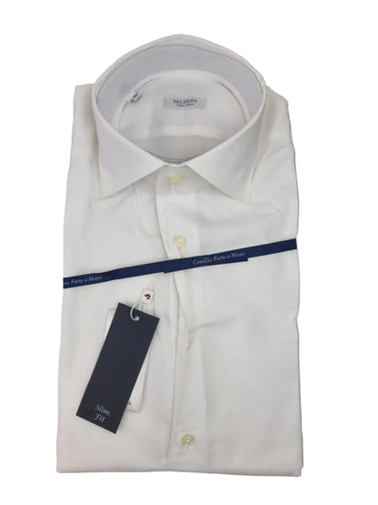 La camicia uomo Del Siena FQ64 bianca slim fit è una base essenziale per un guardaroba curato. Realizzata in 100% cotone, vista piegata