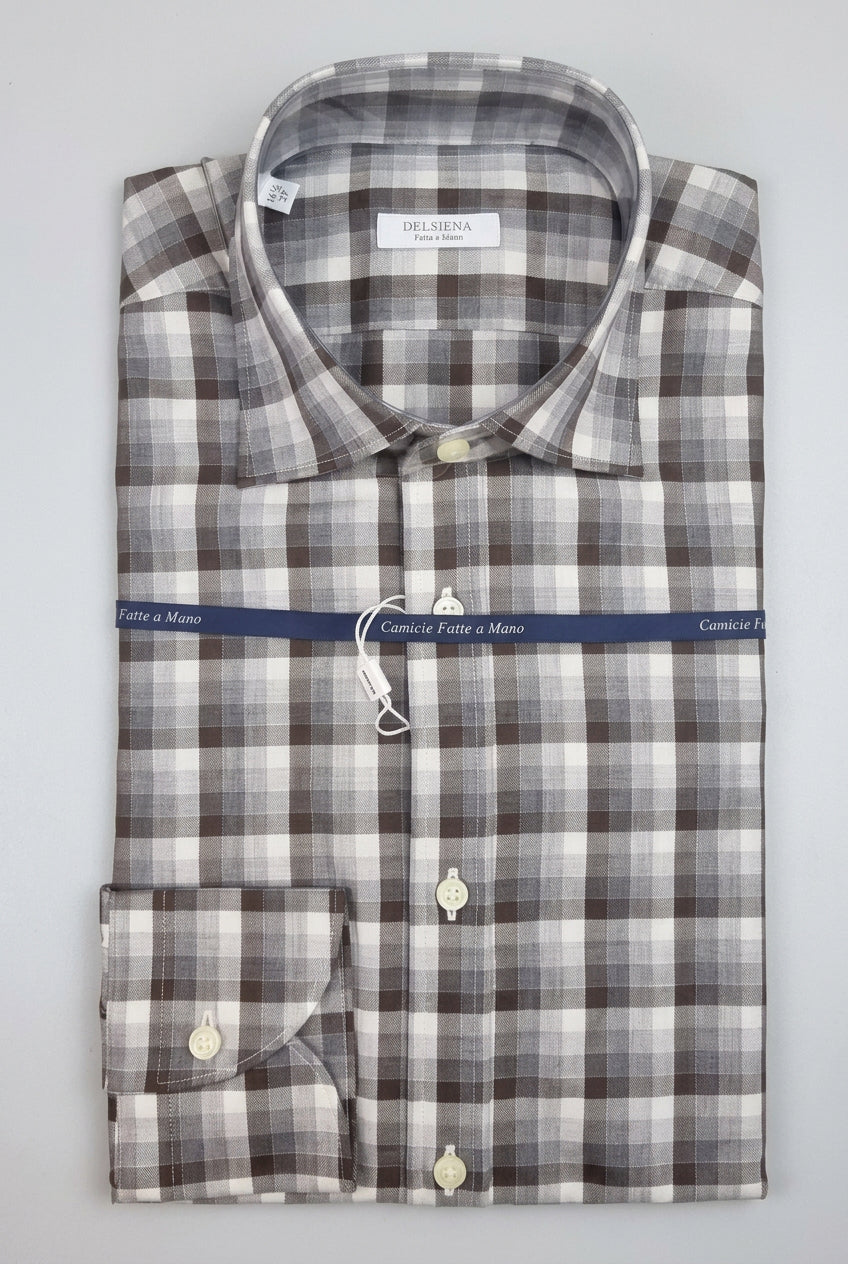 La camicia da uomo Del Siena TA44 combina marrone, grigio e bianco in un motivo a quadri dalle tonalità neutre, facile da abbinare a capi a tinta unita. Realizzata in 100% cotone con vestibilità classica, presenta collo francese, maniche lunghe e polsini con bottoni. Piegata