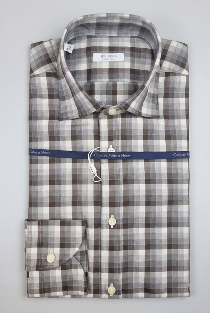 La camicia da uomo Del Siena TA44 combina marrone, grigio e bianco in un motivo a quadri dalle tonalità neutre, facile da abbinare a capi a tinta unita. Realizzata in 100% cotone con vestibilità classica, presenta collo francese, maniche lunghe e polsini con bottoni. Piegata