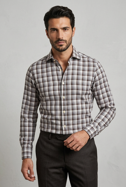 La camicia da uomo Del Siena TA44 combina marrone, grigio e bianco in un motivo a quadri dalle tonalità neutre, facile da abbinare a capi a tinta unita. Realizzata in 100% cotone con vestibilità classica, presenta collo francese, maniche lunghe e polsini con bottoni. Indossata da modello