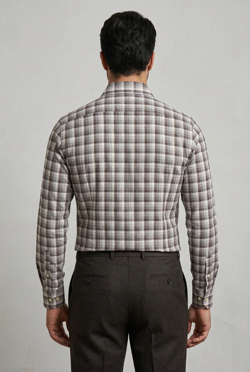 La camicia da uomo Del Siena TA44 combina marrone, grigio e bianco in un motivo a quadri dalle tonalità neutre, facile da abbinare a capi a tinta unita. Realizzata in 100% cotone con vestibilità classica, presenta collo francese, maniche lunghe e polsini con bottoni. Indossata retro.