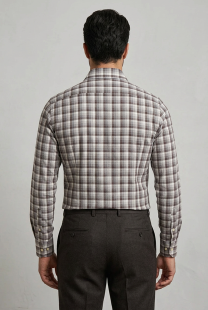 La camicia da uomo Del Siena TA44 combina marrone, grigio e bianco in un motivo a quadri dalle tonalità neutre, facile da abbinare a capi a tinta unita. Realizzata in 100% cotone con vestibilità classica, presenta collo francese, maniche lunghe e polsini con bottoni. Indossata retro.