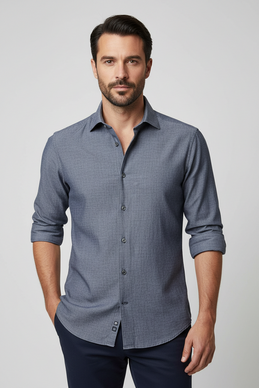 Camicia uomo Edizioni Limonaia tinta unita indaco. Indossata